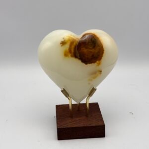 Ágata branca com inclusões de óxido de ferro