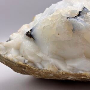 Pedra de opala branca com fios de turmalina