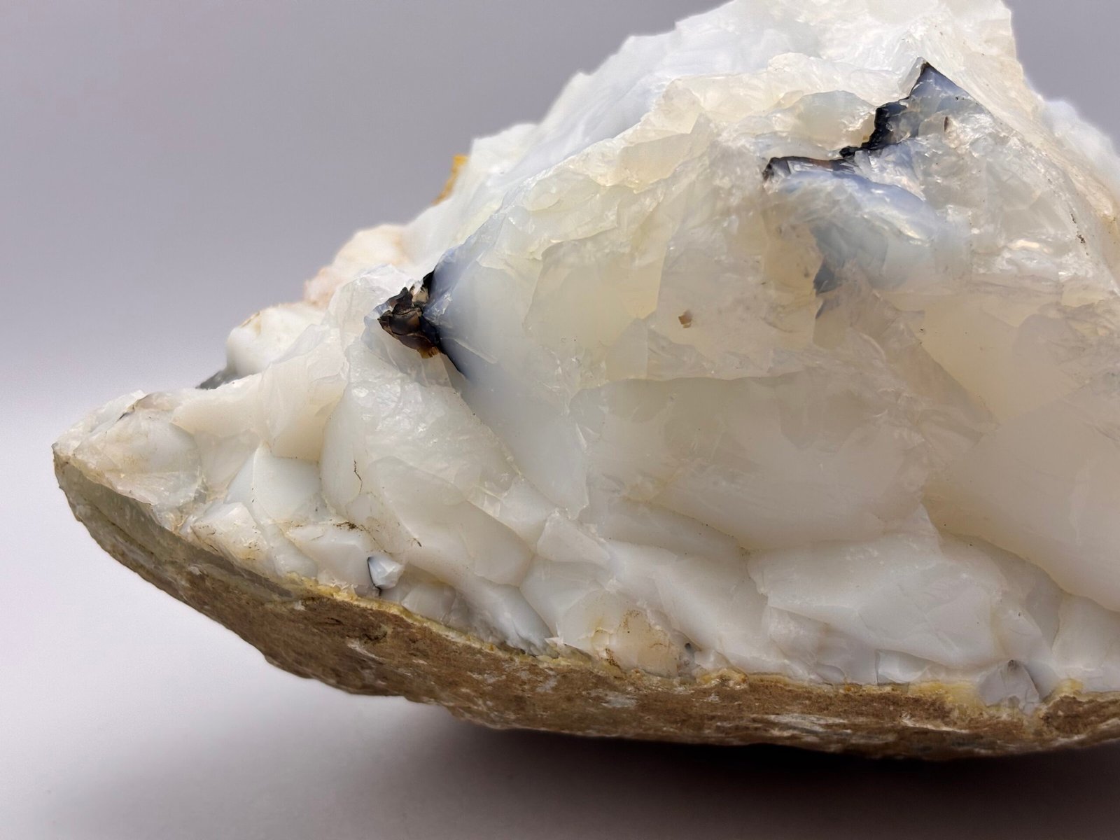 Pedra de opala branca com fios de turmalina