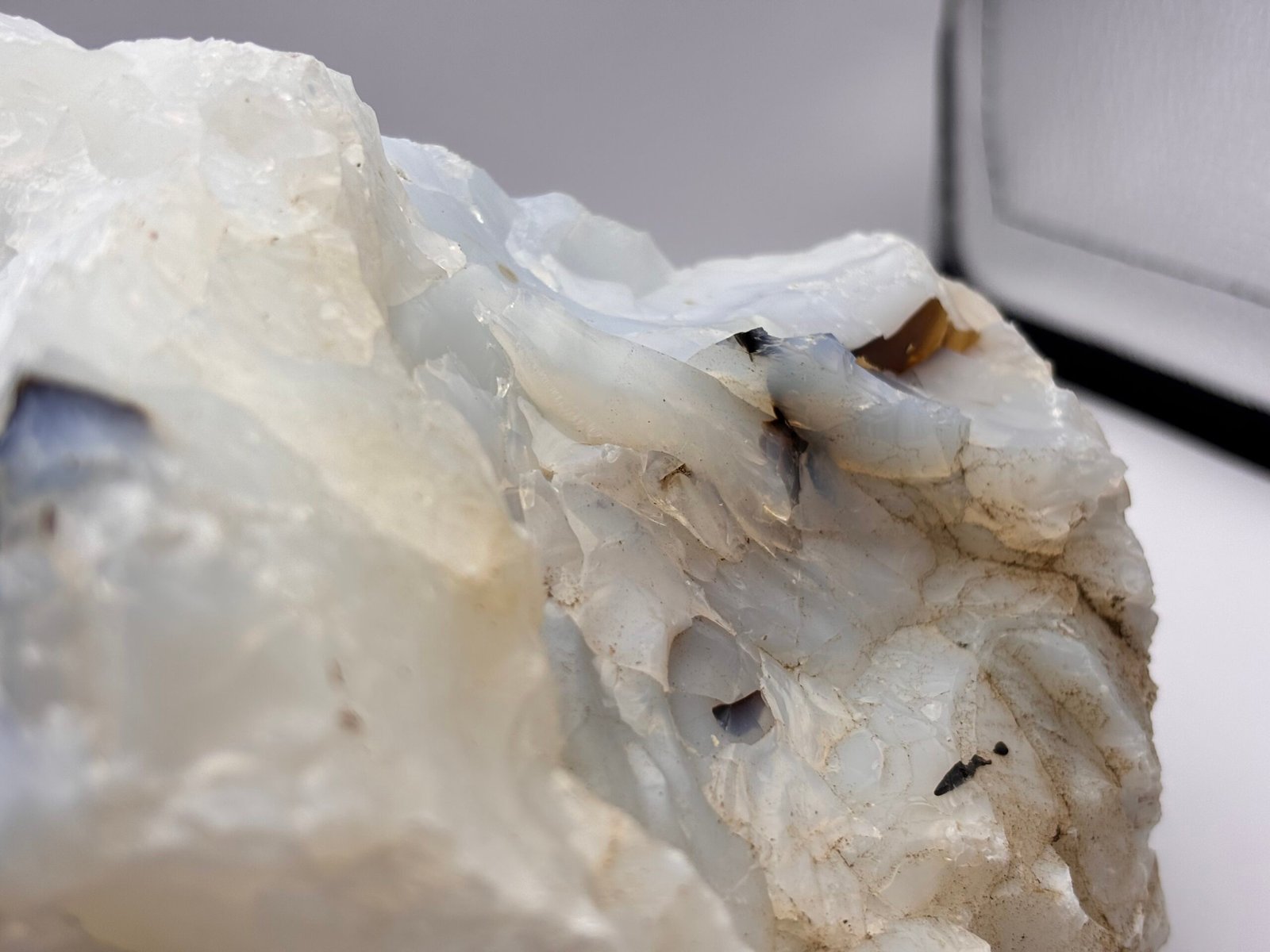 Pedra de opala branca com fios de turmalina - Imagem 3