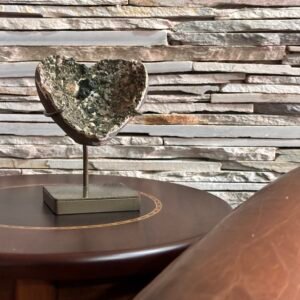 EPIDOTA com cristais verdes alongados, em tom “verde oliva / pistache