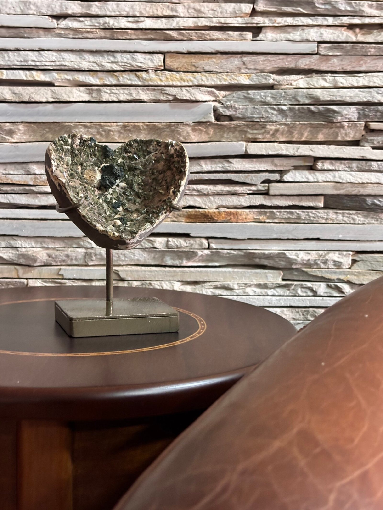 EPIDOTA com cristais verdes alongados, em tom “verde oliva / pistache