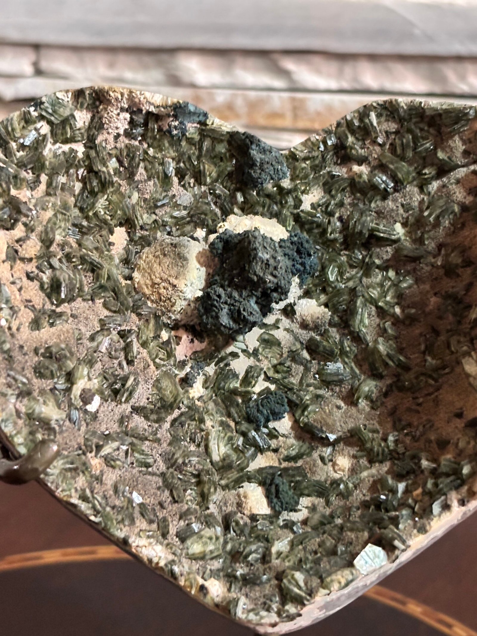 EPIDOTA com cristais verdes alongados, em tom “verde oliva / pistache - Imagem 3